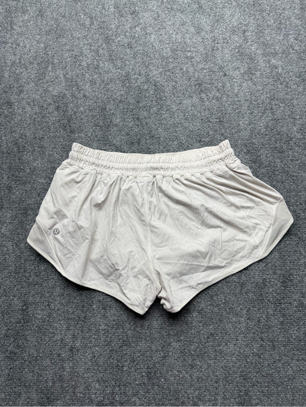 lululemon athletica Women’s 8 Light Beige Athletic lined Shorts